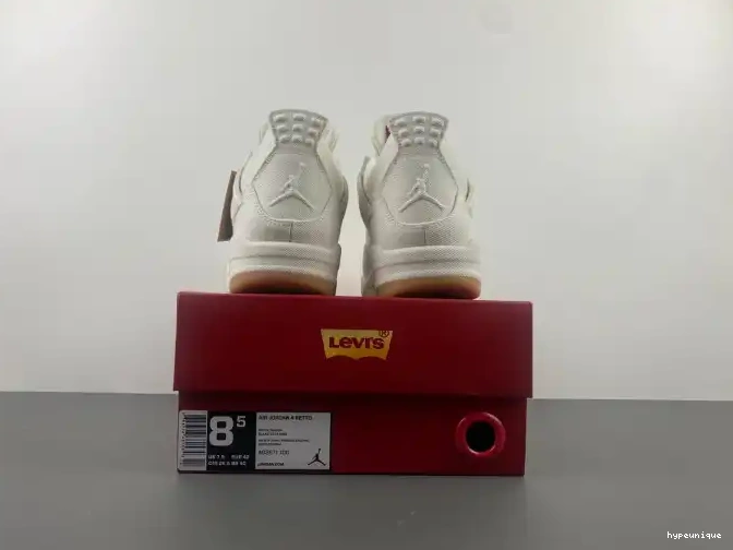 HYPE 'White' Air Jordan Levi's x 4 AO2571-100 0607
